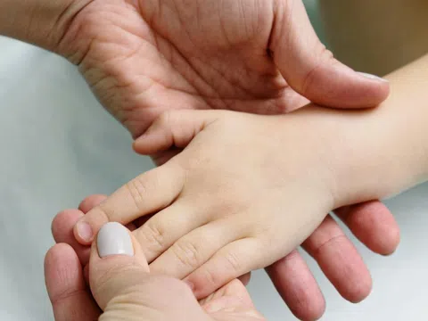 Những căn bệnh lan truyền qua cái chạm tay