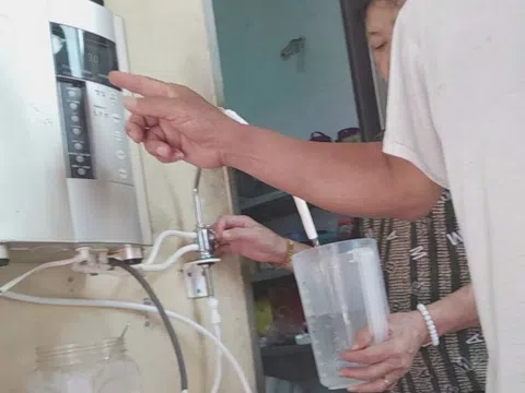 Chữa đủ thứ bệnh, kể cả ung thư chỉ bằng... nước của ‘thần y’