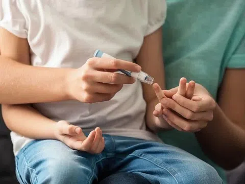 Bé trai uống nước liên tục, gia đình bất ngờ khi bác sĩ nói lý do