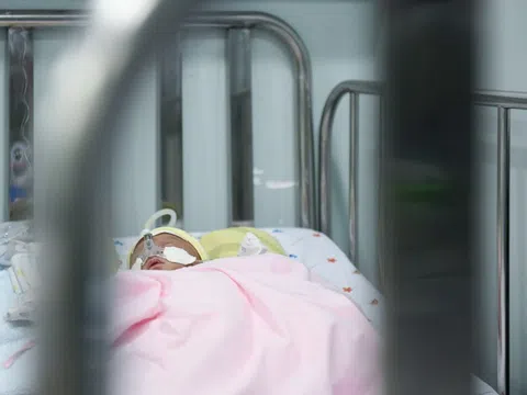 Mẹ bật khóc nhìn con qua cửa kính phòng hồi sức hô hấp