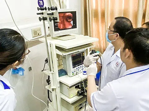 Bé gái 4 tuổi loét thực quản do nuốt pin đồng hồ sắp được xuất viện