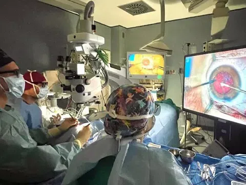 Lần đầu trên thế giới, phẫu thuật 3D chữa mù cho bé 40 ngày tuổi