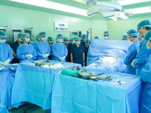 Hàng chục y bác sĩ cúi đầu tri ân người đàn ông chết não