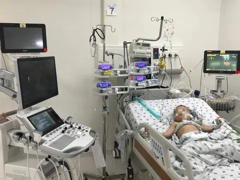 Bé trai đau bụng không ngừng, đi viện phát hiện vật lạ trong ruột