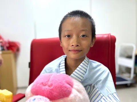 Bé gái Làng Nủ ngày xuất viện: 'Con về nhà, thắp hương cho bà và 2 em'