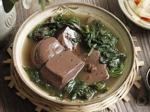 Tiết luộc có nhiều tác dụng, ai cần kiêng?
