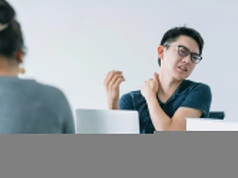 Cách giảm đau vai gáy cho dân văn phòng