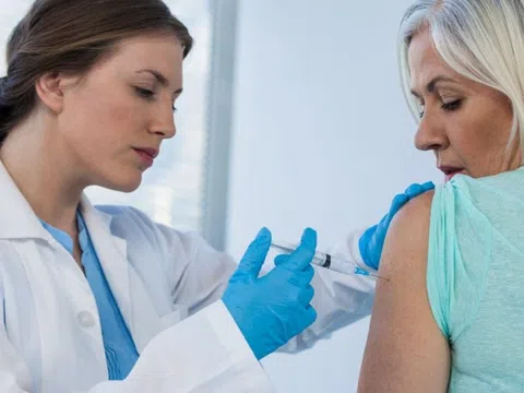 5 loại vaccine rất quan trọng cho người trên 50 tuổi