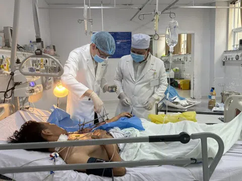 Nối cánh tay nam thanh niên bị đứt lìa do bánh răng ròng rọc