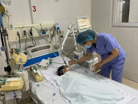 Bác sĩ Việt Nam cứu sống bệnh nhi Lào bị nhiễm trùng huyết