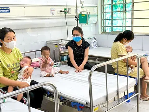 Nhiều trẻ mắc bệnh sởi chưa đến tuổi tiêm ngừa, sau miền Nam dịch bắt đầu bùng mạnh ở phía Bắc