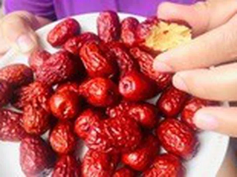 Đua theo ‘cơn sốt’ ăn táo đỏ, những ai không nên ăn?