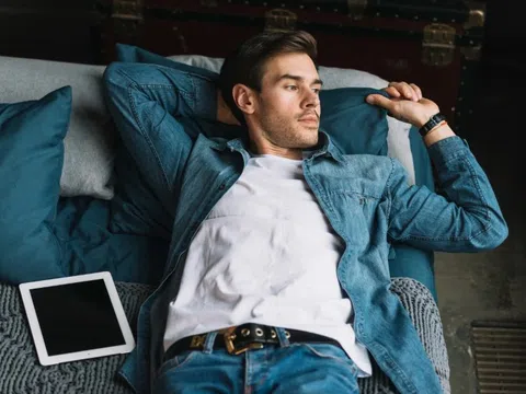 Thói quen phổ biến đang phá hủy cột sống người trẻ hay mắc