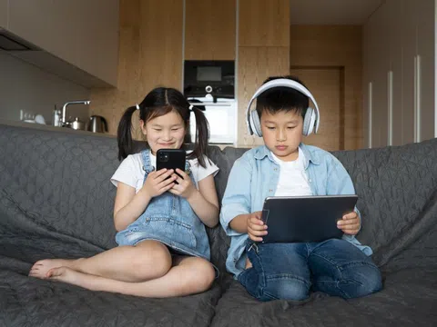 Căn bệnh không ngờ khi trẻ thường xuyên xem điện thoại