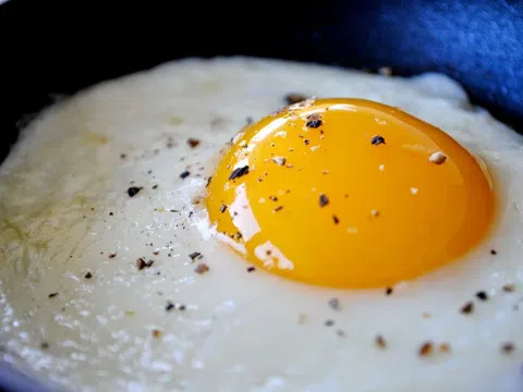 Điều gì xảy ra khi ăn trứng sống?