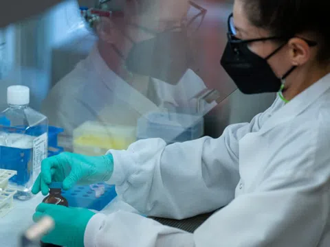 Đột phá mới chống HIV/AIDS: Vắc xin mRNA 'đóng gói' trong hạt nano