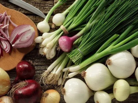 Đang thái hành, người phụ nữ đột ngột khó thở rồi hôn mê