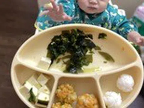 Bác sĩ chỉ rõ tác hại khi cho trẻ ăn quá no vào buổi tối