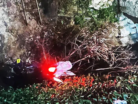 4 kỹ năng thoát hiểm khi đi xe máy rơi xuống mương nước