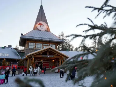 Quê ông già Noel quá tải vì khách gấp 10 lần dân