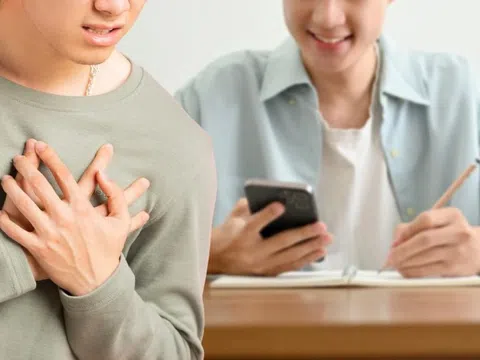 Dạy con làm bài tập về nhà, ông bố lên cơn đau tim suýt chết