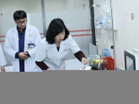 4 nạn nhân vụ cháy quán cà phê ở Hà Nội chuyển đến Bệnh viện Bạch Mai