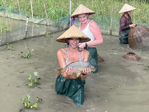 Khách nước ngoài thích chăn trâu, bắt cá khi tới Việt Nam