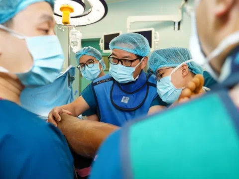 Cận cảnh ca phẫu thuật kéo dài 85 phút của Xuân Son