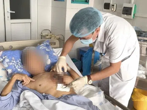 Người đàn ông hoại tử mô cơ ngực sau khi dọn nghĩa trang