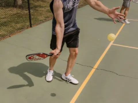 Chơi pickleball sai tư thế, người đàn ông đứt gân cơ