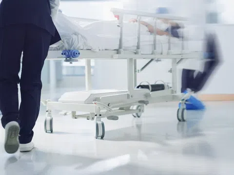 Sự cố khi chạy xe máy khiến người đàn ông vỡ tinh hoàn