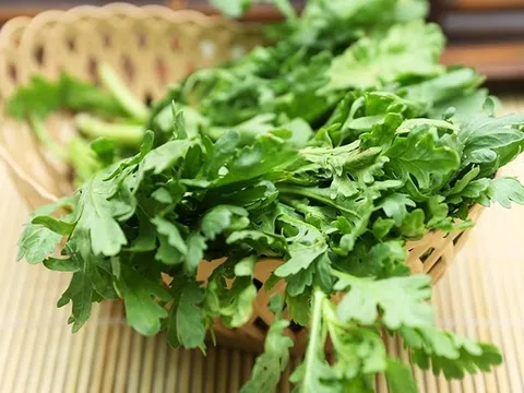 Những người không nên ăn rau cải cúc