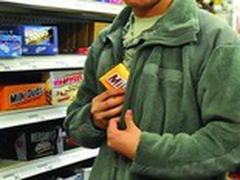 Giàu vẫn ăn cắp vặt, thói quen hay bệnh lý?