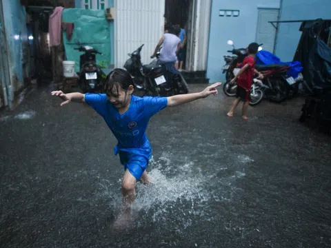 Lo ngại bệnh truyền nhiễm gia tăng khi TP.HCM mưa trái mùa