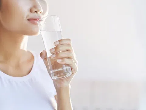 Uống nước có thể giúp giảm cân?