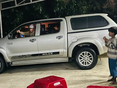 Học sinh nguy kịch vì sốt kéo dài, hiệu trưởng lấy xe riêng chở đi viện