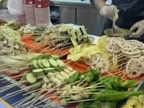 Bảo vệ sức khoẻ khi ăn uống ở nhà hàng và vỉa hè trong dịp lễ
