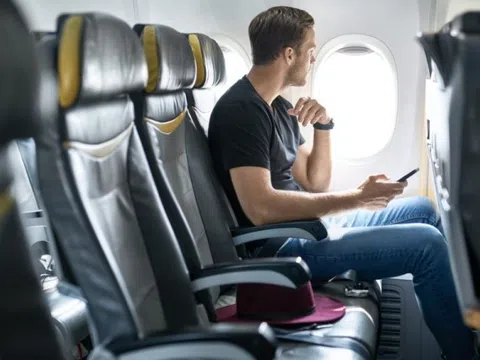Luật ngầm về đặt tay khi ngồi máy bay