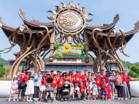 Hàng nghìn người diện áo cờ đỏ sao vàng đến Ba Na Hills dịp 30/4