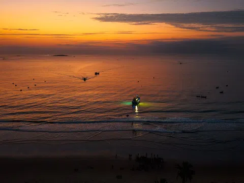 Đi chợ cá trước bình minh ở làng chài Phú Yên