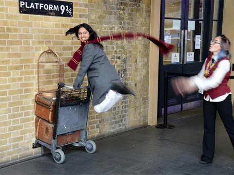 Sân ga 'xuyên qua tường' hút khách du lịch ở London