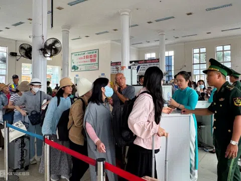 Du khách nườm nượp đổ về đảo hình thành từ núi lửa