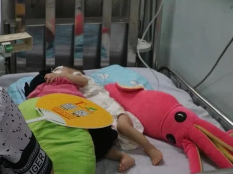 Sốt 3 ngày, bé trai rơi vào nguy kịch