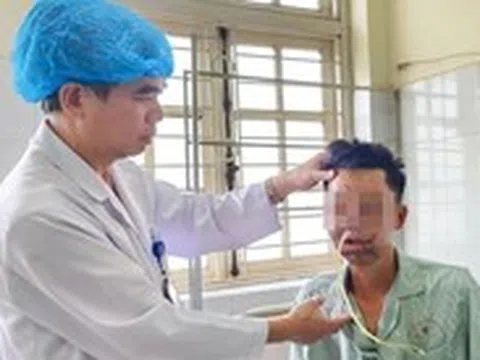 Bị gấu rừng tấn công, người đàn ông biến dạng cả mặt