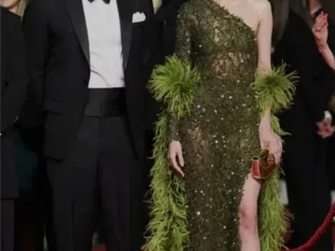 Mỹ nhân 'Tình người duyên ma' diện xuyên thấu ở Cannes