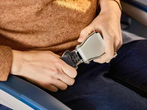 Khách bị phạt nếu tháo dây an toàn trên máy bay sớm
