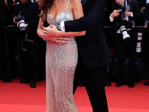 Mỹ nhân mặc váy cồng kềnh, gợi cảm mở màn Cannes
