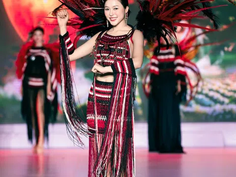 Váy áo 'Sắc màu Tây Nguyên' bằng len