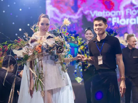 Show thời trang kết hợp hoa