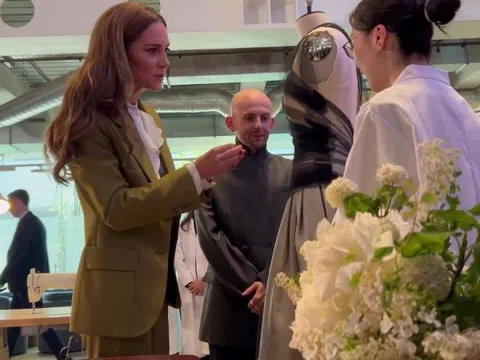Vương phi Kate Middleton diện thiết kế của Victoria Beckham